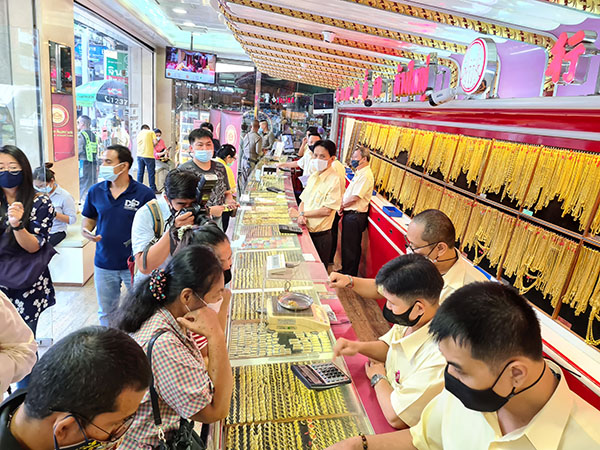บรรยากาศการซื้อขายทองคำ ย่านเยาวราช