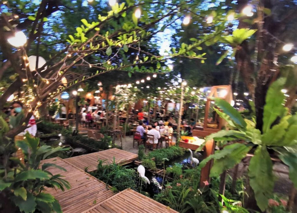 บรรยากาศร้านครูสายฐิพย์ ยามพลบค่ำ